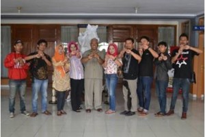 Para aktivis sosial peduli HIV/AIDS Kabupaten Kuningan saat mengunjungi gedung DPRD Kuningan dan diterima Sekretaris DPRD, H Suraja.